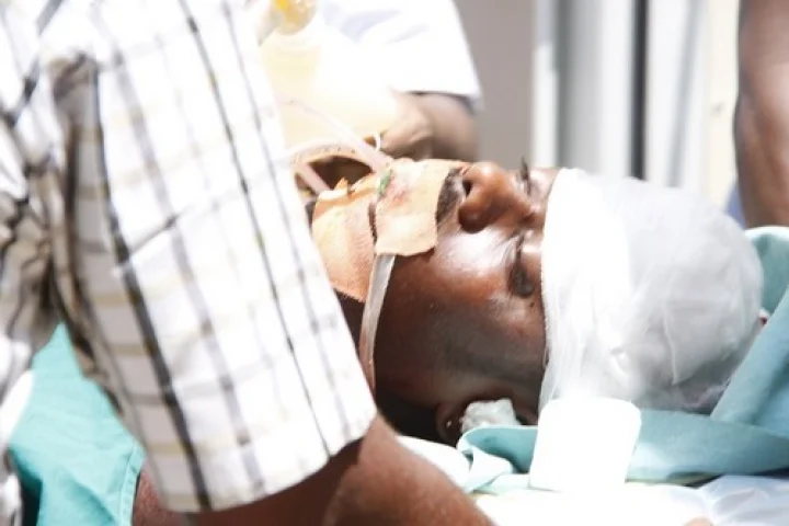 தனியார் மருத்துவமனை ஒப்பந்த ஊழியர் தவறி விழுந்து படுகாயம்