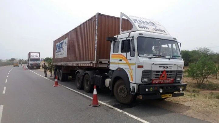 ரூ.1500 கோடி பணத்துடன் நிற்கும் கண்டெய்னர் : கரூரில் பரபரப்பு(வீடியோ)