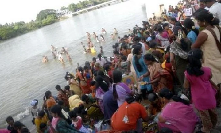 ஆடிப்பெருக்கை முன்னிட்டு கரூர் அருகே காவிரி ஆற்றுக் கரையோரம் குவிந்த மக்கள்