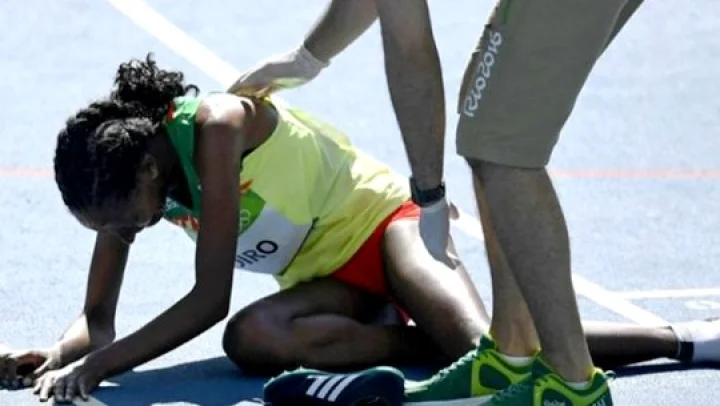 ஒலிம்பிக் போட்டியில் ஒற்றை ஷூவுடன் ஓடிய தடகள வீராங்கனை