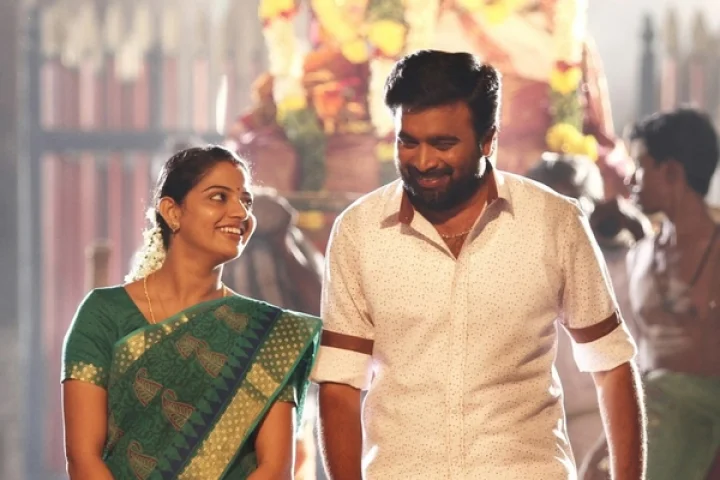 இயக்குனர், நடிகர் சசிகுமாருக்கு லிப் லாக் கொடுத்த நடிகை