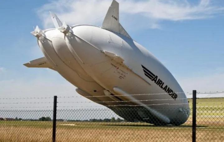 உலகின் மிகப்பெரிய விமானமான ஏர்லான்டர் -10 சோதனை ஓட்டத்தின் போது விழுந்து விபத்து