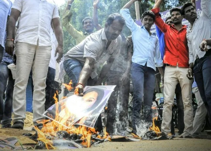 சௌந்தர்யா ரஜினிகாந்தின் உருவப் படங்கள் எரிப்பு : பின்னணி என்ன?