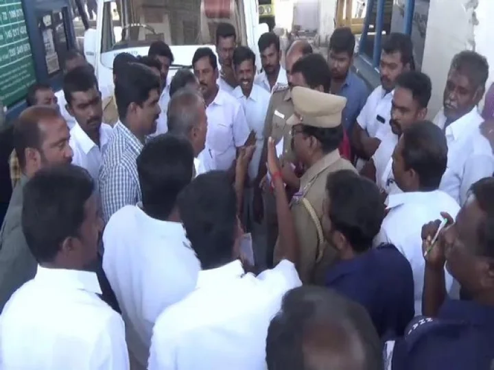 அதிகமாக வசூலிக்கும் சுங்கச் சாவடி : முற்றுகையிட வேன் ஓட்டுனர்கள் : கரூரில் பரபரப்பு