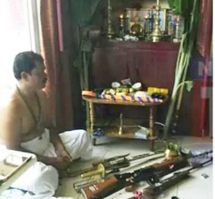 துப்பாக்கிகளை வைத்து ஆயுதபூஜை செய்த அர்ஜூன் சம்பத்!