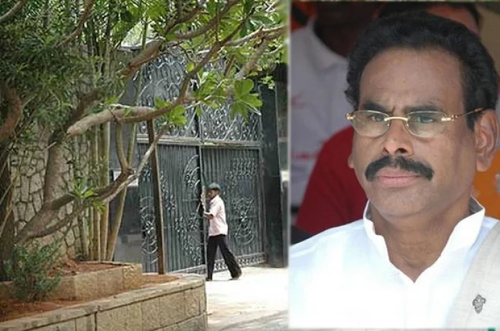 போயஸ் கார்டனில் நடராஜன்?: பின்னணி என்ன?