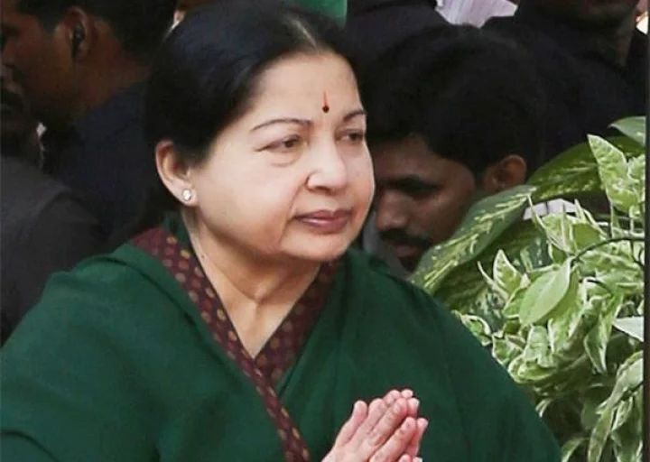 டிவி-யில் செய்திகளை பார்க்கும் முதல்வர் ஜெயலலிதா: நாளை மறுநாள் தனி வார்டுக்கு மாற்றம்?
