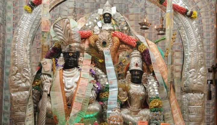 தீபாவளி தினத்தன்று சிறப்பு பூஜைகள் நடைபெறும் லட்சுமி குபேரன் கோயில்....