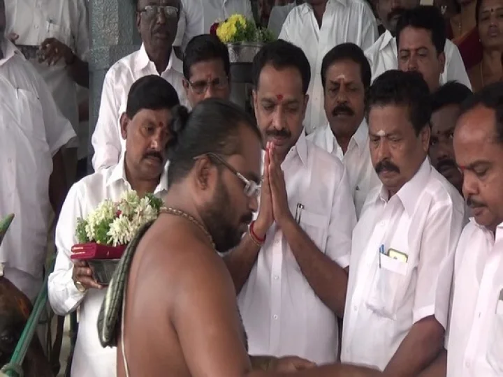 முதல்வர் படம் இல்லாத பூஜை : கரூர் அதிமுகவினரிடையே சலசலப்பு