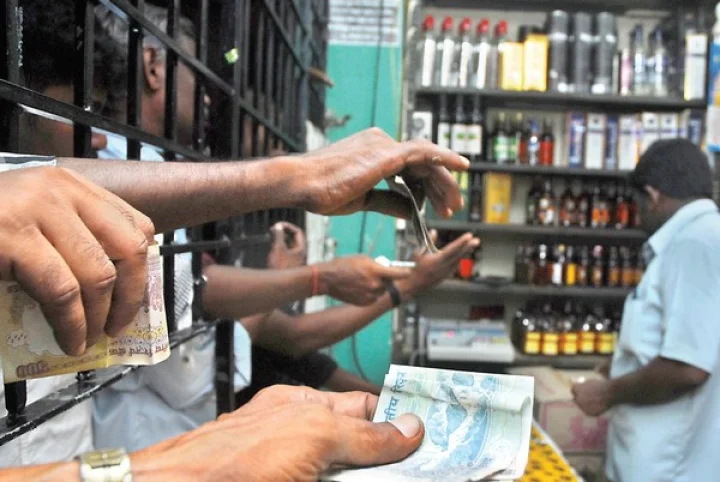 டாஸ்மாக் கடைகள் மூடல்; தள்ளாடும் தொழிலாளர்கள்