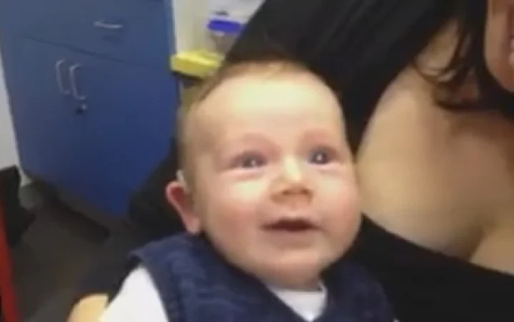 அம்மாவின் குரலை முதல் முறையாக கேட்கும் மாற்றுத்திறனாளி குழந்தை : நெகிழ்ச்சி வீடியோ