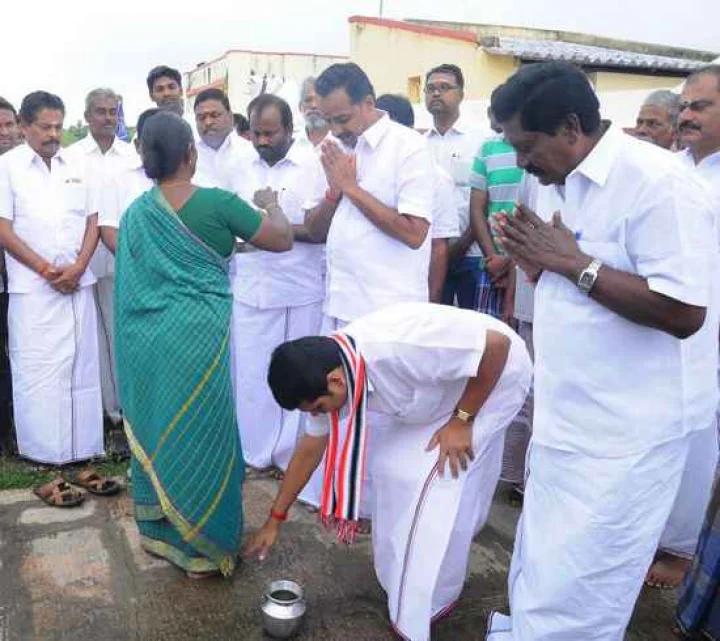 காலில் விழும் செந்தில் பாலாஜி; காலில் விழ வைக்கும் கே.சி.பழனிச்சாமி