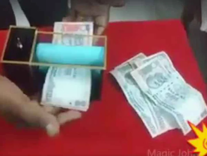 500, 1000 ரூபாய் நோட்டுகளை இப்படியும் மாற்ற முடியுமா? - ஆச்சர்யத்தில் பொதுமக்கள் [வீடியோ]