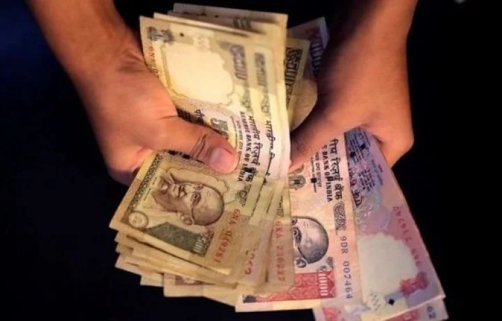 500,1000 ரூபாய் நோட்டுகளை பதுக்குவது தண்டனைக்குரிய குற்றம் - மத்திய அரசு அதிரடி