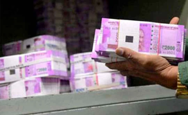 ரூ.2.5 லட்சத்துக்கு 2 ஆயிரம் ரூபாய் நோட்டுகள்: இருவர் கைது