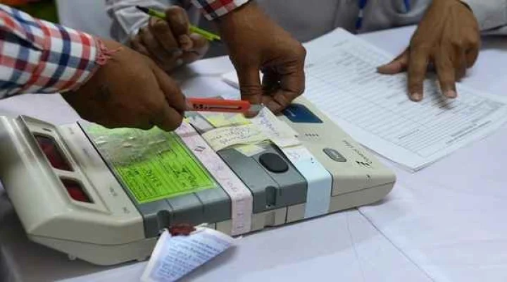 மூன்று தொகுதிகளிலும் அதிமுக முன்னிலை