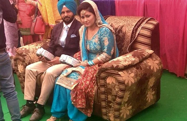 திருமண விழாவில் ஸ்வைப் மெஷினுடன் மணமக்கள்