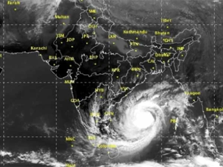 கரையை கடக்கும் வர்தா புயல் - சென்னையில் கன மழை பெய்யும்