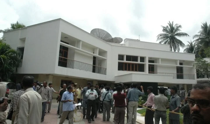 போயஸ் கார்டனில் காவல் காத்த போலீசார் வாபஸ் - ஓ.பி.எஸ் அதிரடி