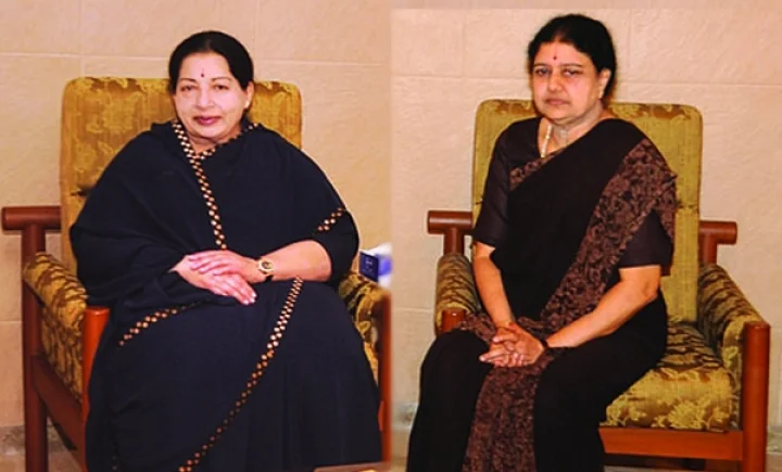 ஜெயலலிதா சோஃபாவில் உட்காரும் சசிகலா: அவர் இருக்கும் போது இருந்தாரா?