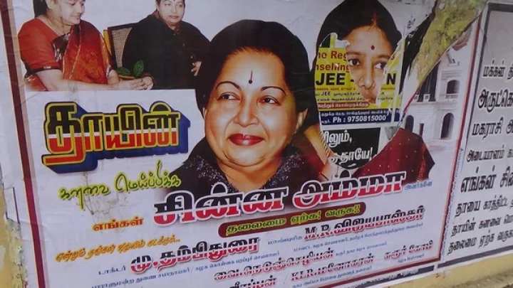 சசிகலா போஸ்டர்களை கிழித்த அதிமுகவினர் - கரூரில் பரபரப்பு