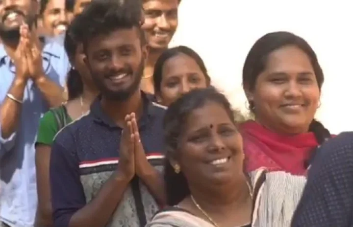 பார்த்த விழி பார்த்த படி...ஏ.டிஎம் வாசலில் மக்கள் - வைரல் வீடியோ