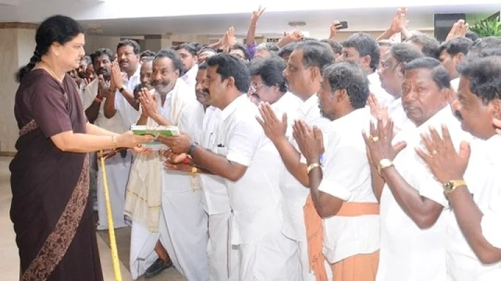 அதிமுக எம்.எல்.ஏ.க்களுக்கு பொங்கல் பரிசு ரூ.1 கோடி?