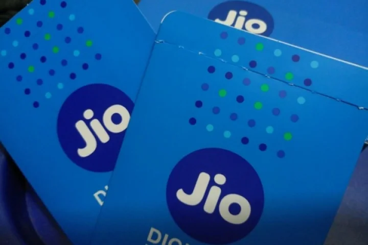 ஜியோ வாடிக்கையாளர்களுக்கு இன்ப அதிர்ச்சி தரும் ரிலையன்ஸ்!!