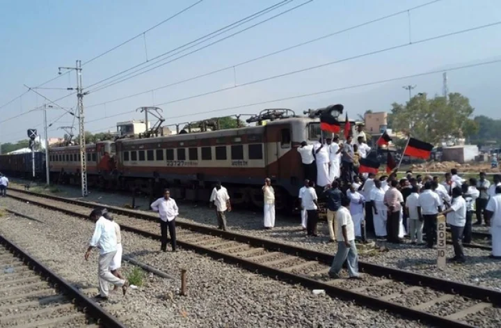 ஓடாமல் நின்று கொண்டிருந்த ரயிலை மறித்து சாதனை செய்த திமுக!