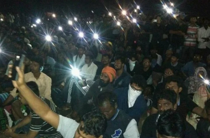 மெரினாவில் மக்கள் போராட்டத்தில் கலந்து கொண்ட நடிகர் விஜய்: முகத்தில் துணியை கட்டிக்கொண்டு பங்கேற்ற ஆச்சரியம்!