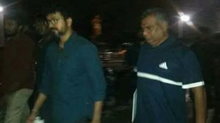 மக்கள் போராட்டத்தில் நடிகர் விஜய்: புகைப்படங்கள் உள்ளே!