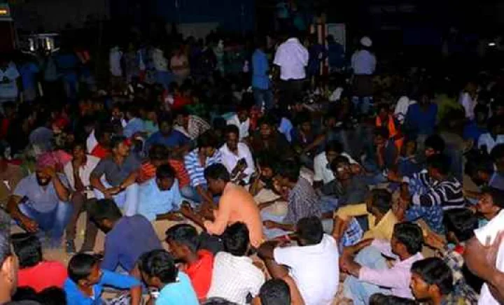 வெளியே அனுமதிக்காத காவல்துறையினரை உள்ளே விட மறுக்கும் மக்கள்