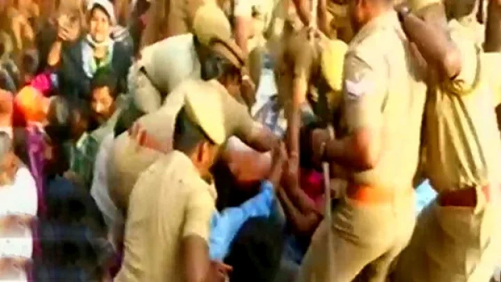 அறவழி போராட்டத்தை அடிதடியாக கையாண்ட அரசு: இளைஞர்களை இழுத்து தள்ளிய காவல்துறை!