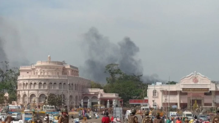 திருவல்லிக்கேணி காவல் நிலையம் மீது தாக்குதல் - வாகனங்கள் தீ பிடித்து எரிவதால் பதட்டம்