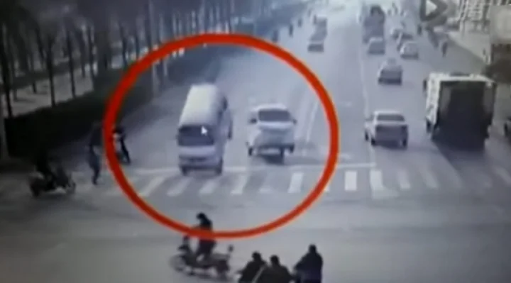 சாலையில் சென்ற வாகனம் தீடிரென தூக்கப்பட்ட அதிர்ச்சி வீடியோ!!