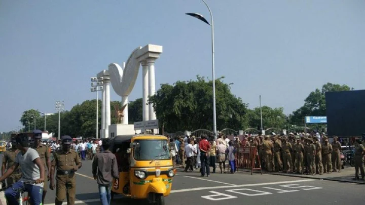 144 தடை விதிக்கப்பட்ட மெரினாவில் வாலிபர் படுகொலை - அதிர்ச்சியில் போலீசார்