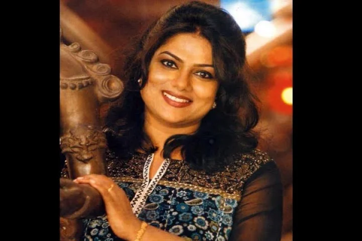 தமிழக மக்களை  முட்டாள் என நினைக்கிறீர்களா? - கொந்தளிக்கும் நடிகை