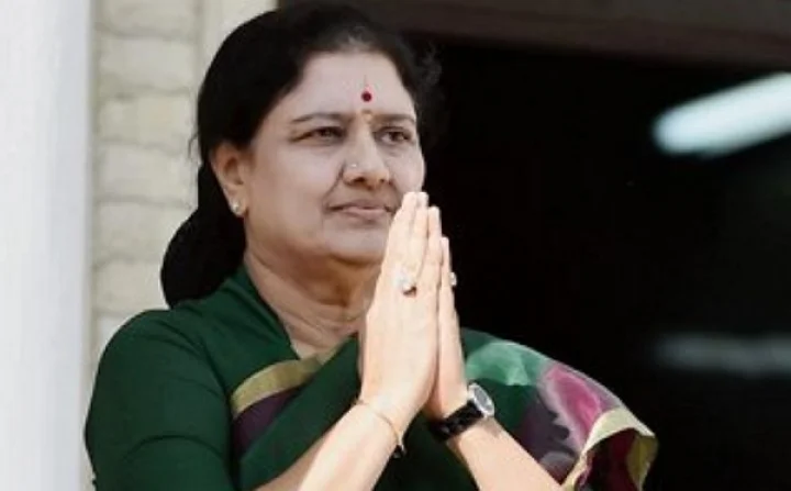 பொதுச்செயலாளர் பதவி செல்லாது: சசிகலா தலையில் அடுத்த இடியை இறக்கிய தேர்தல் ஆணையம்!!