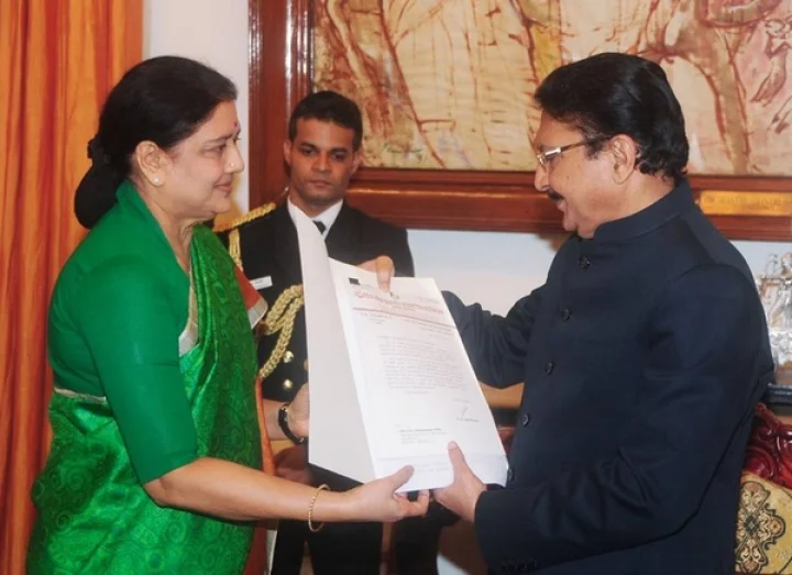 சசிகலாவின் மனுவை பார்த்து ஷாக் ஆன ஆளுநர்!