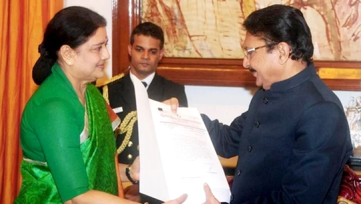 சசிகலாவுக்கு ஆதரவாக காவல்துறை செயல்பட்டால் கடும் நடவடிக்கை: ஆளுநர் எச்சரிக்கை