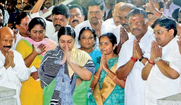 ஓ.பி.எஸ். அணிக்கு வந்த தீபாவிற்கு நெக்லஸ் பரிசு!