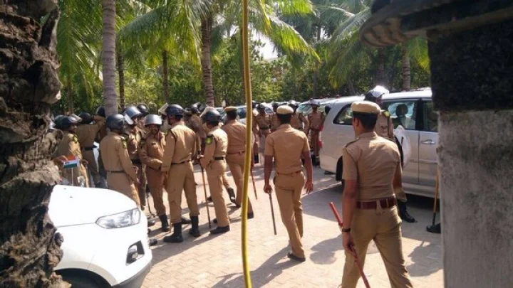 ஒரு மணி நேரத்தில் வெளியேற வேண்டும் ; அதிமுக எம்.எல்.ஏக்களுக்கு போலீசார் எச்சரிக்கை