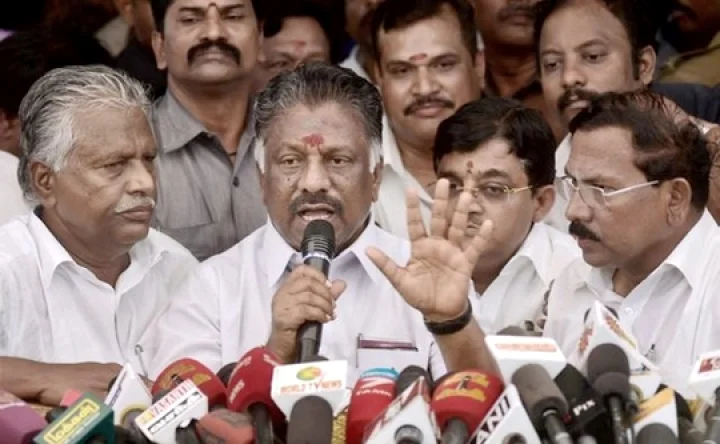 தேர்தல் ஆணையம் உத்தரவிட்டால் சசிகலா காலி: காத்திருக்கும் ஓ.பி.எஸ்