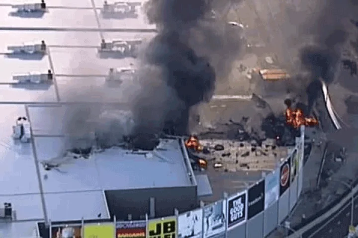 ஆஸ்திரேலியா: வணிக வளாகத்தில் விழுந்து நொறுங்கிய விமானம். அதிர்ச்சி தகவல்