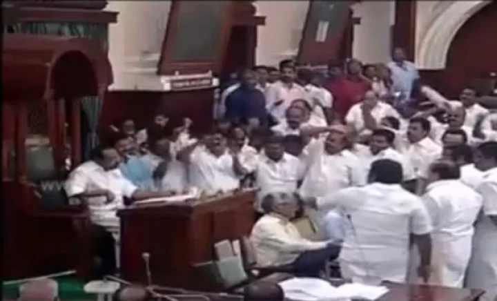 விதிகளை மீறிய சபாநாயகர்: சிக்கலில் அரசு!