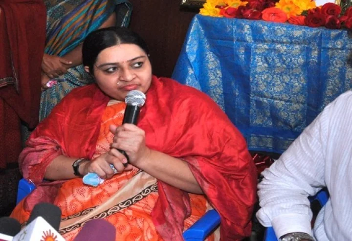 பேரவையை தொடங்கியதுமே பிரச்சனை - சமாளிப்பாரா தீபா?