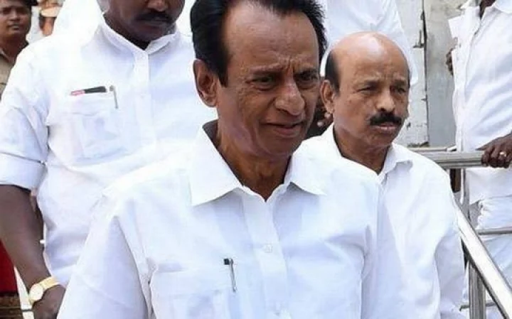 சட்டசபையில் விடாமல் சிரித்த தினகரன்: கிச்சுகிச்சு மூட்டிய செம்மலை!