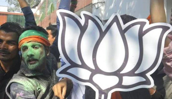 உத்தரபிரதேசத்தில் சைக்கிளை பஞ்சராக்கிய தாமரை