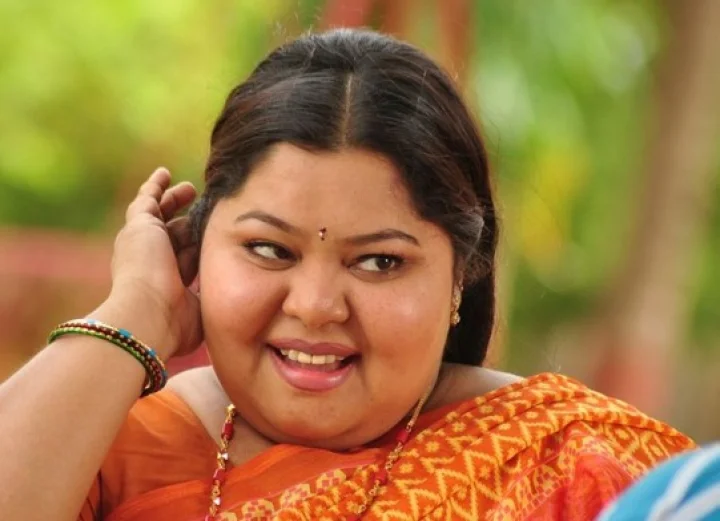 இரட்டை இலை விவகாரம் ; அதிமுகவிலிருந்து வெளியேறிய ஆர்த்தி