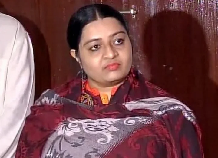 நாங்களும் பிரமாணப் பத்திரம் வச்சிருக்கோம் ; இரட்டை இலைக்காக களத்தில் குதிக்கும் தீபா